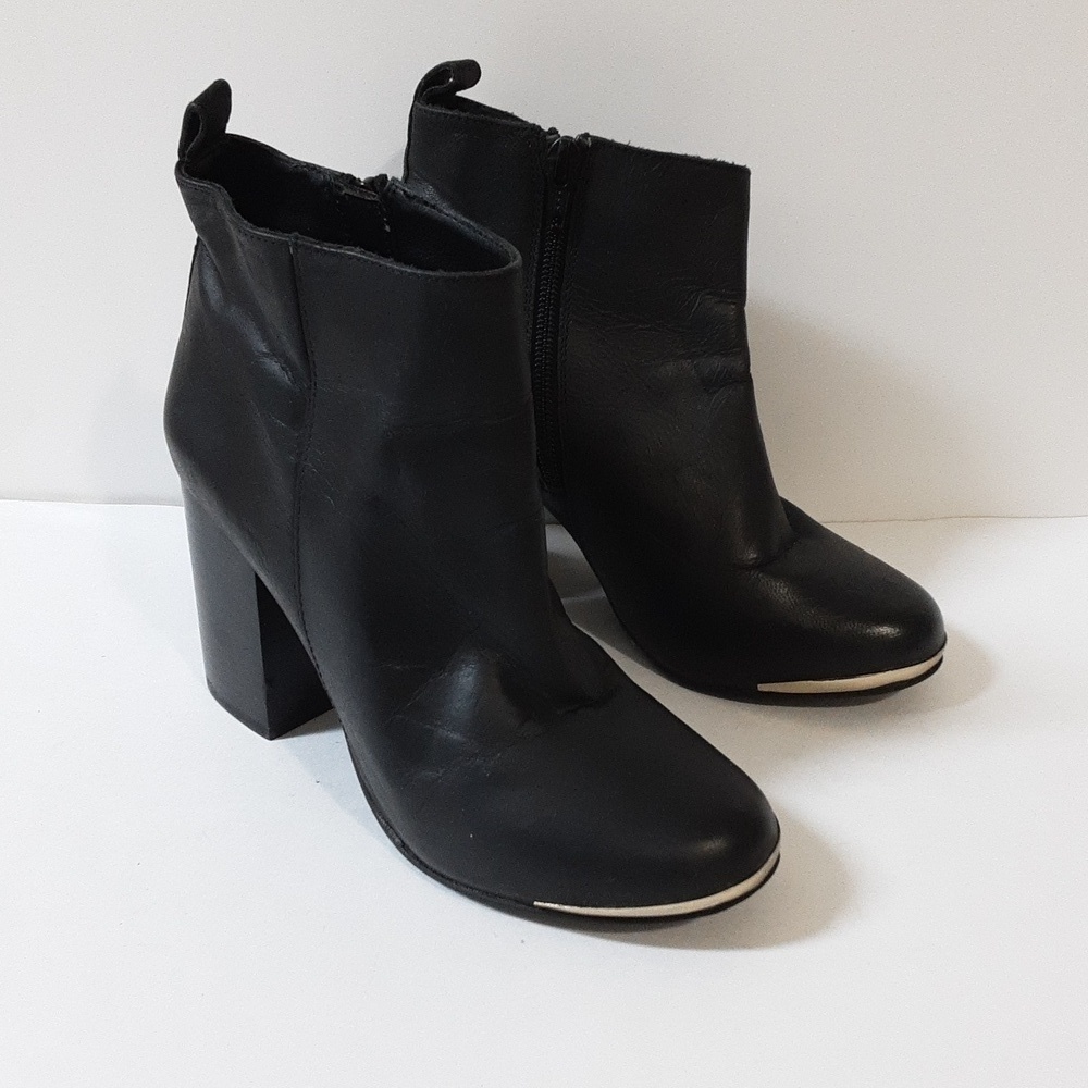Steve Madden ankle boots leather mote heeled black wome. 6.6.5 casual rodeo Y2k